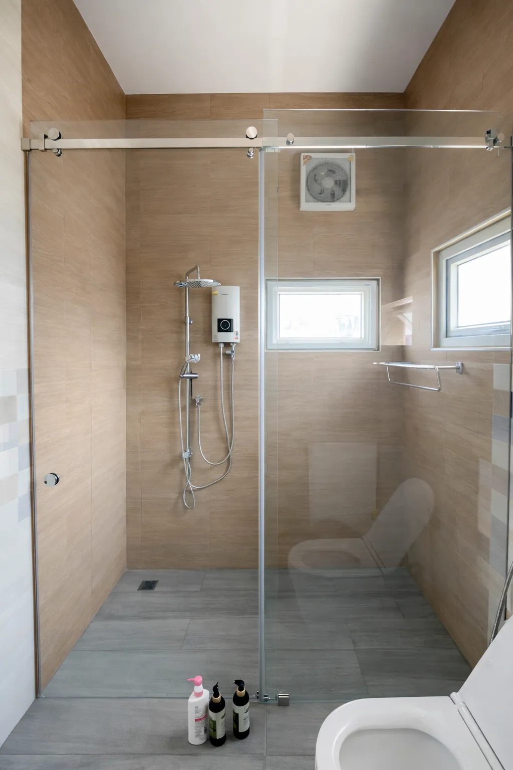 กระจกเทมเปอร์นิรภัย Frameless ผลงาน ณกร 1689