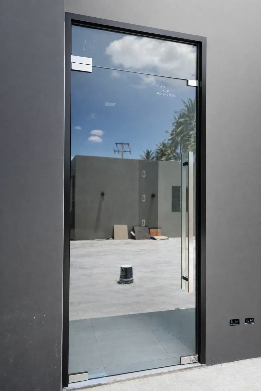 กระจกเทมเปอร์นิรภัย Frameless ผลงาน ณกร 1689